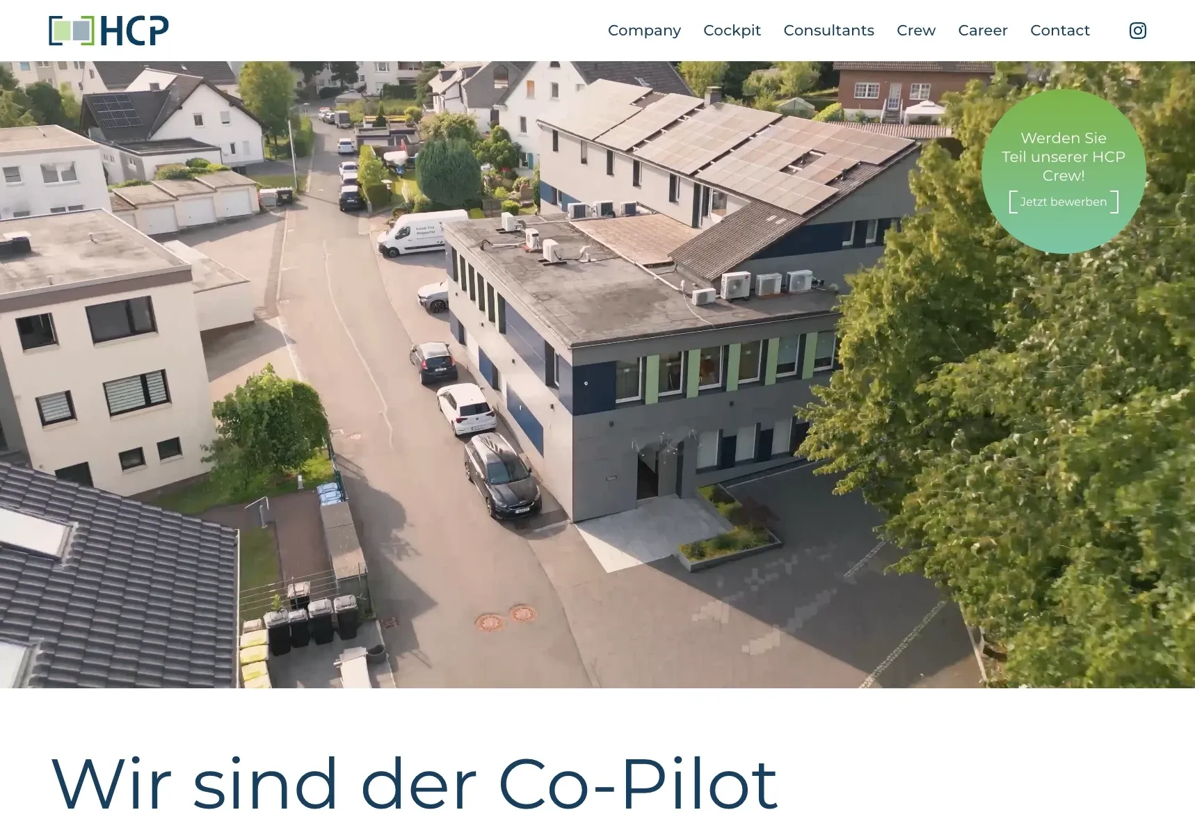 Startseite von hcp-berater.de am Desktop mit Luftaufnahme des Kanzleigebäudes und Bewerbungs-Button